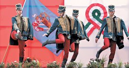 Hagyományőrző huszárok toborzót táncolnak