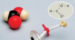 A hangyasav-molekula kalott- és pálcikamodellje