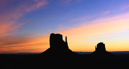 A Monument Valley tanúhegyei a naplementében