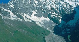 A 7234 m magas Langtang Lirung glecscserfolyama a Magas-Himalájában
