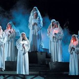 Verdi: Nabucco (színpadkép, rabszolgák kórusa, Szegedi Szabadtéri Játékok, 2005)