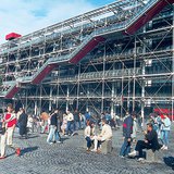 Nyüzsgő tömeg a párizsi Pompidou-központ előtt
