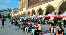 Krakkó főtere közepén a híres posztócsarnokkal