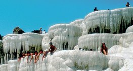 Mészkőkiválás (Pamukkale, Törökország)