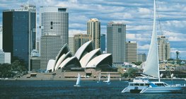 Sydney látképe a híres operaházzal