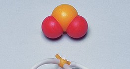 A kén-dioxid-molekula kalott- és pálcikamodellje
