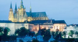 A prágai vár látképe előtérben a Károly híddal