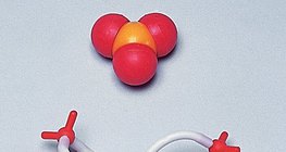 A kén-trioxid-molekula kalott- és pálcikamodellje