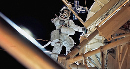 Űrséta a Skylab-űrállomás mellett