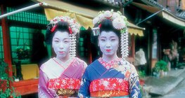 Kimonóba öltözött japán nők