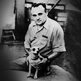 Szergej Koroljov, a szovjet űrprogram alapítója egy kísérleti repülésről visszatért kutyával (1954)