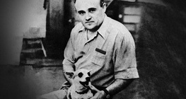 Szergej Koroljov, a szovjet űrprogram alapítója egy kísérleti repülésről visszatért kutyával (1954)