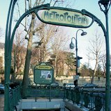 Guimard: A párizsi metró egyik öntöttvas lejárója (szecesszió)