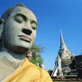 Buddha-szobor háttérben egy templommal