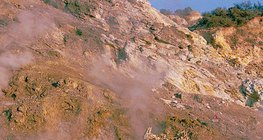 Kénes kigőzölgés a Solfatara-kráterben