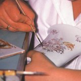 Készül a hollóházi porcelán