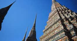 A Wat Pho buddhista templom tornyai