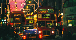 A londoni Oxford Street karácsonyi díszben