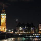 A Big Ben éjszaka a Holddal