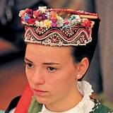 Fiatal lány székely népviseletben