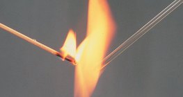 Az üvegbot és a gyújtópálca éghetőségének vizsgálata
