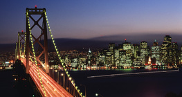 San Francisco éjszakai látképe a Bay Bridge-zsel