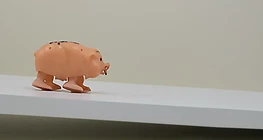 Sétáló játékfigura mozgása egy lejtőn