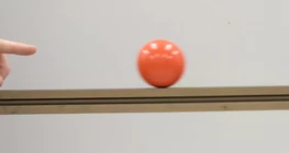 Lejtőn kezdetben felfelé mozgó golyó