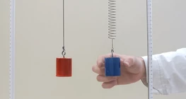 Gumiszálon és a spirálrugón rezgő test mozgásának összehasonlítása